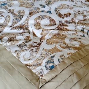 Queen puffy comforter nicely detailed beautiful